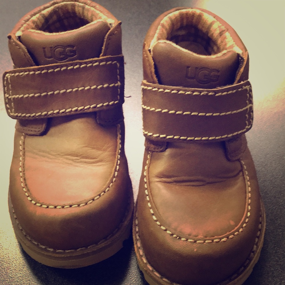 Ugg little boys leather Velcro boot